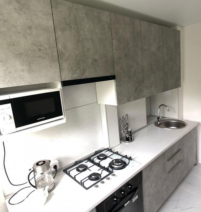 Фото прямая серая матовая темная кухня с фасадами МДФ-ПВХ в стиле Хай-Тек