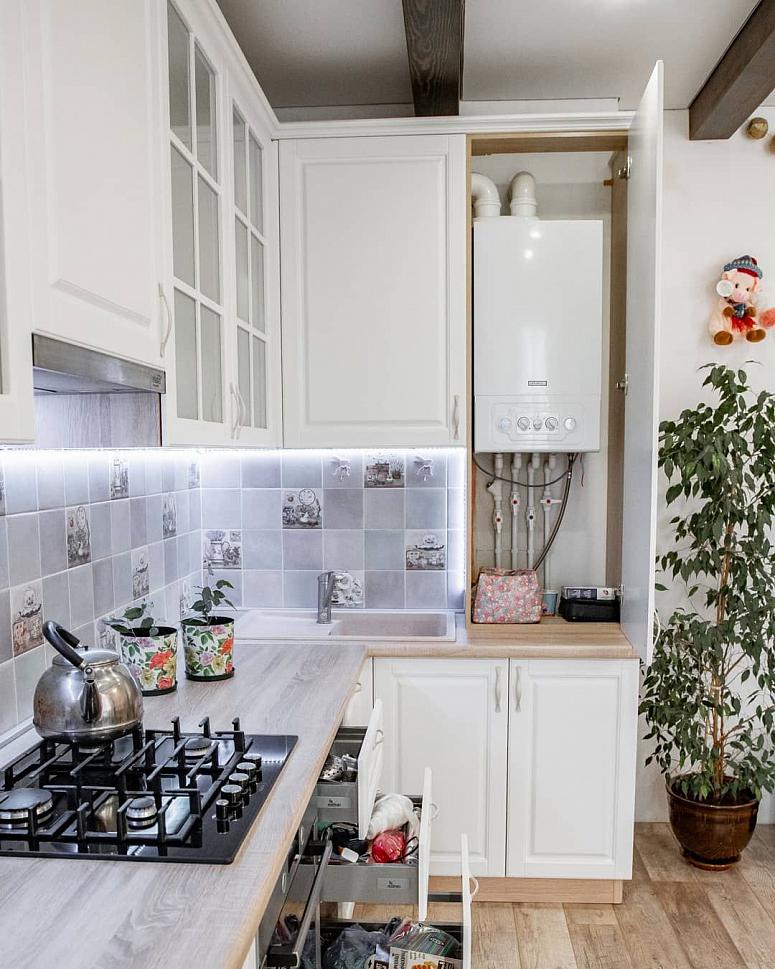 Фото угловая белая светлая матовая кухня с фасадами МДФ-ПВХ в неоклассическом стиле с пластиковой столешницей