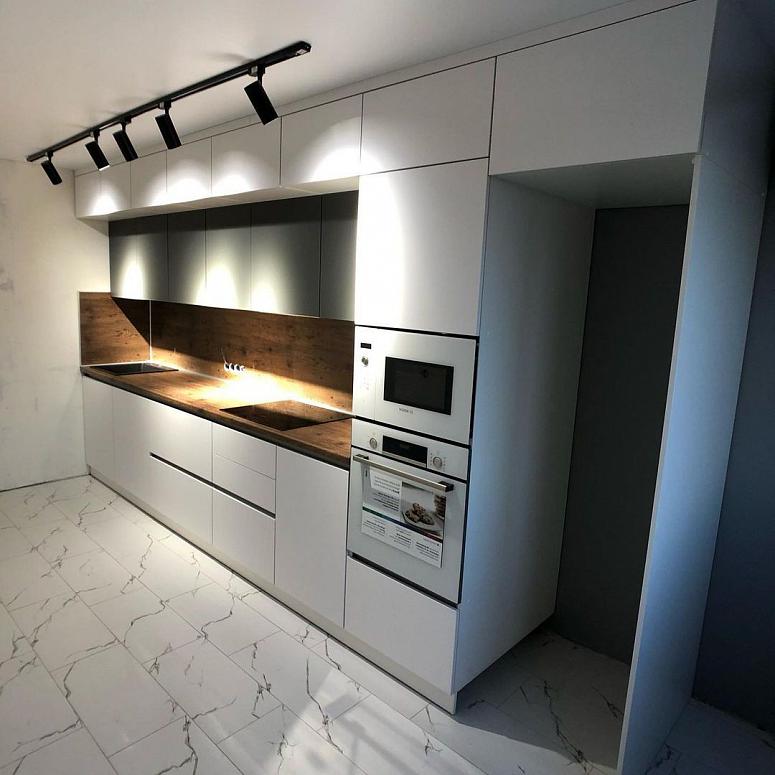 Фото прямая трехъярусная белая древесная двухцветная матовая серая светлая кухня с пластиковыми фасадами AGT в стиле Минимализм
