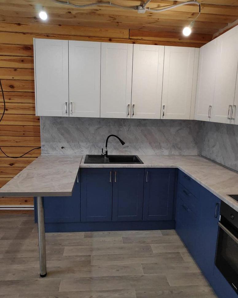 Фото угловая белая двухцветная матовая синяя яркая кухня с крашеными фасадами в неоклассическом стиле