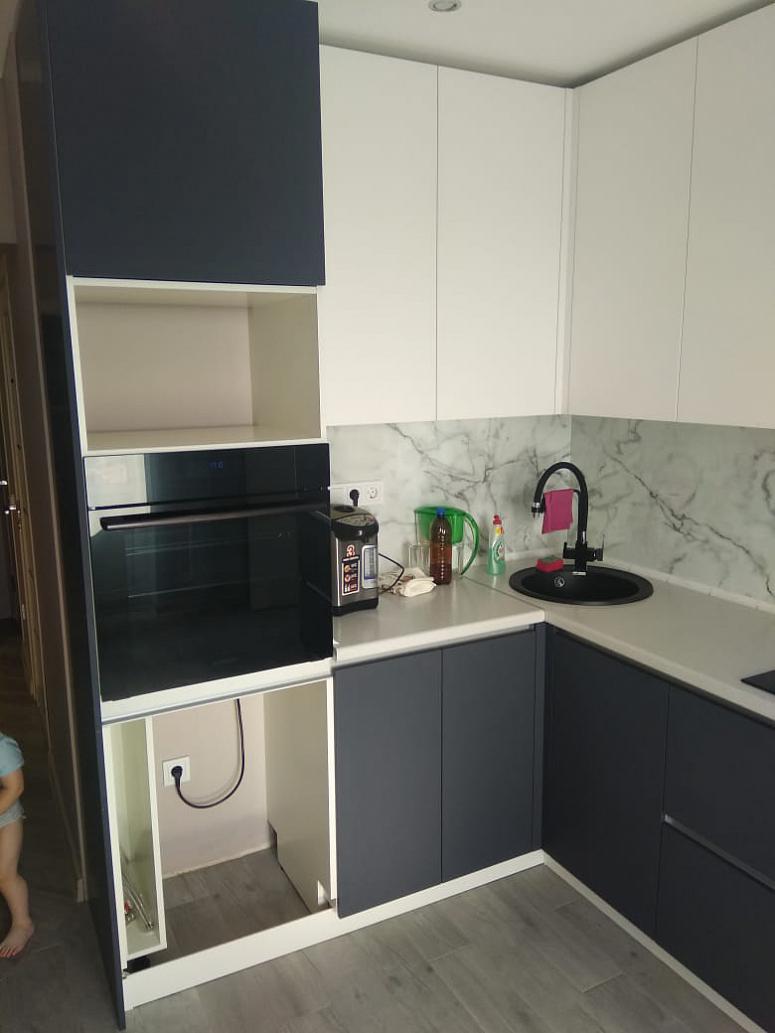 Фото угловая белая двухцветная матовая серая кухня с фасадами МДФ-ПВХ в стиле Минимализм с пластиковой столешницей