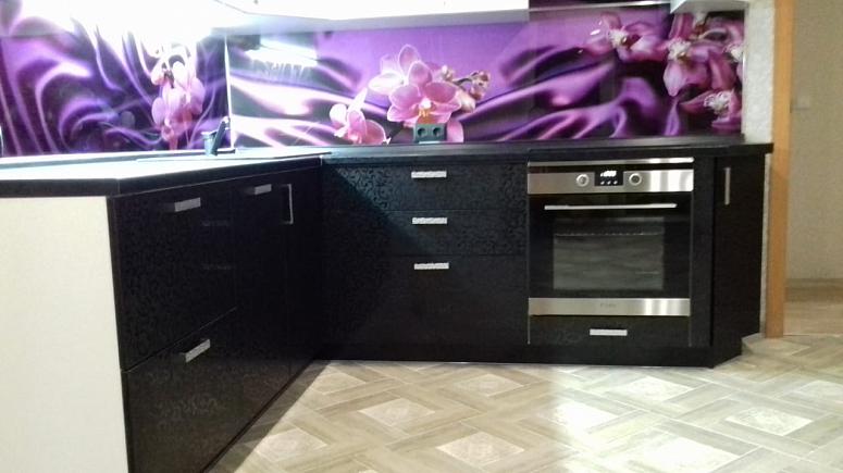 Фото угловая белая черная двухцветная темная яркая кухня с пластиковыми фасадами AGT в стиле Хай-Тек с пластиковой столешницей