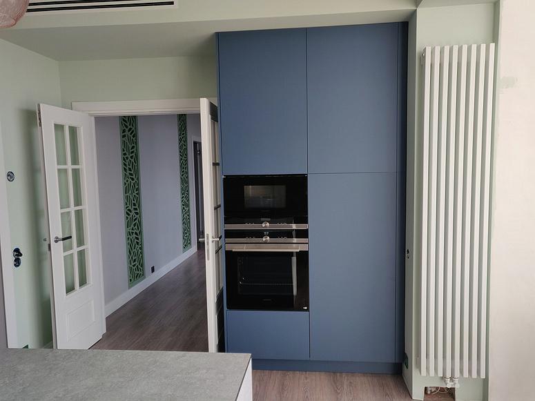Фото угловая п-образная белая двухцветная синяя кухня с фасадами Alvic в стиле Хай-Тек и в стиле Минимализм HPL-Compact