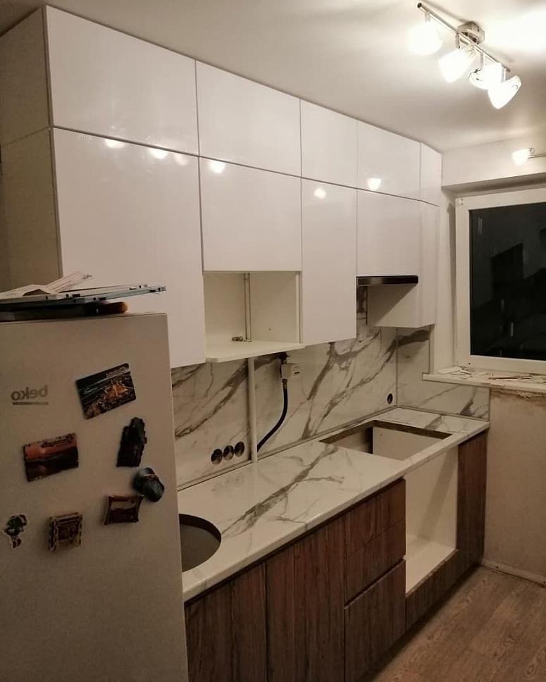 Фото прямая белая древесная двухцветная глянцевая светлая кухня с пластиковыми фасадами AGT в стиле Хай-Тек с пластиковой столешницей