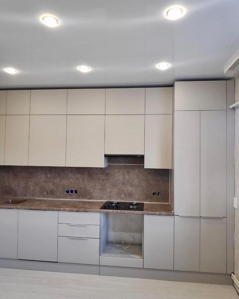 Фото прямая светлая бежевая матовая кухня с крашеными фасадами в стиле Хай-Тек с пластиковой столешницей