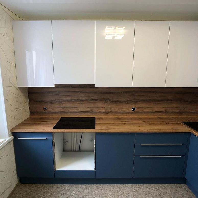 Фото угловая белая древесная двухцветная глянцевая синяя яркая кухня с крашеными фасадами в стиле Хай-Тек с пластиковой столешницей
