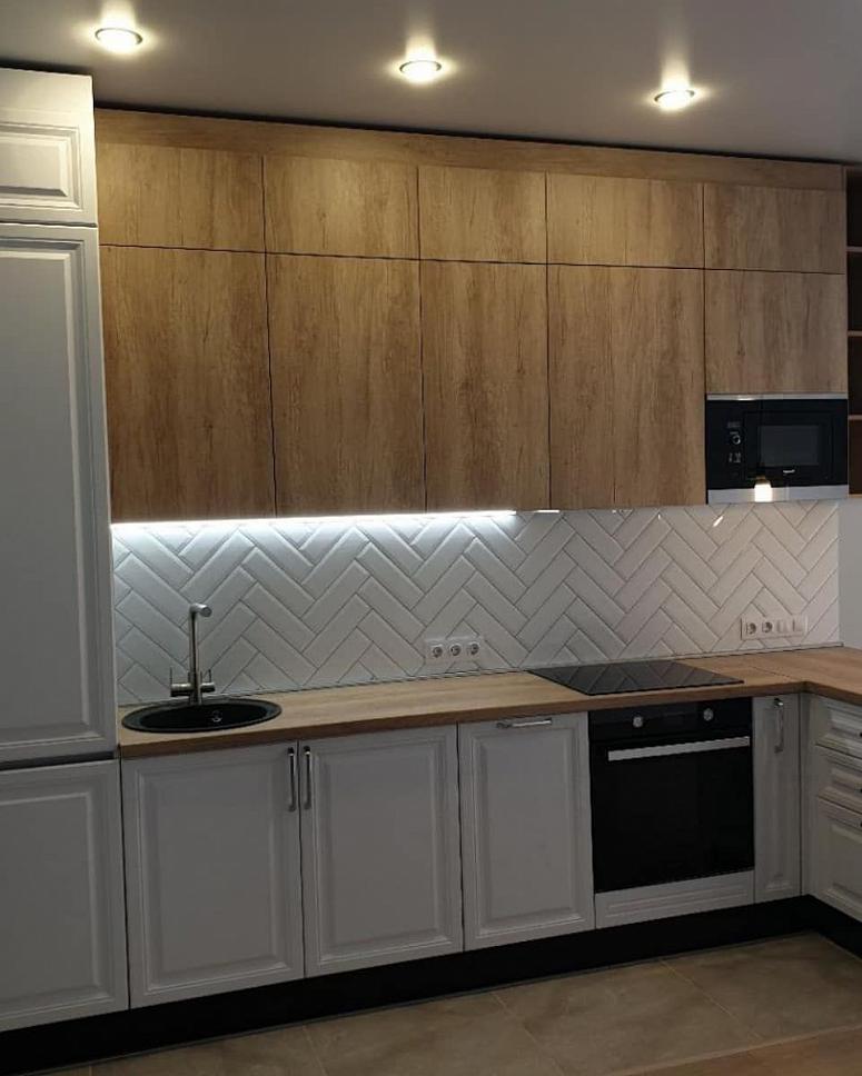 Фото угловая белая древесная двухцветная матовая светлая кухня с пластиковыми фасадами с крашеными фасадами AGT в стиле Хай-Тек и в неоклассическом стиле с пластиковой столешницей