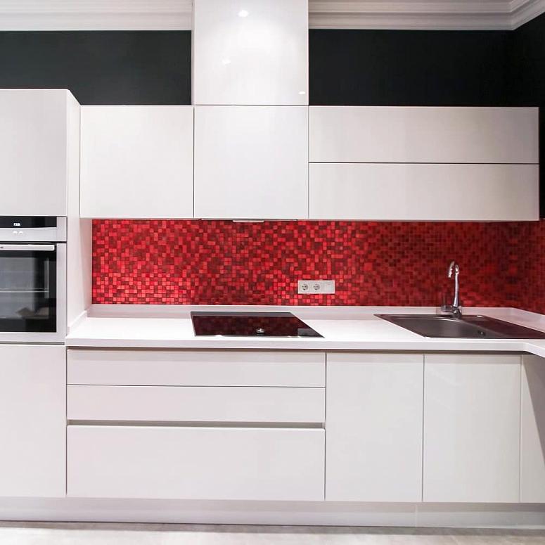 Фото прямая белая глянцевая кухня из акрила в стиле Хай-Тек и в стиле Минимализм с кварцевой столешницей