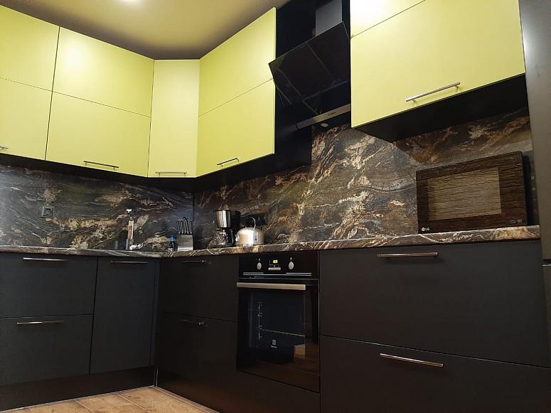 Фото угловая черная двухцветная матовая оливковая яркая кухня с пластиковыми фасадами с фасадами Fenix в стиле Хай-Тек с пластиковой столешницей