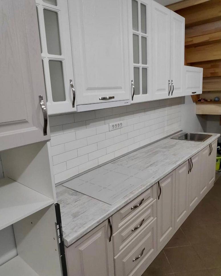 Фото прямая белая светлая древесная кухня с фасадами МДФ-ПВХ в неоклассическом стиле с пластиковой столешницей