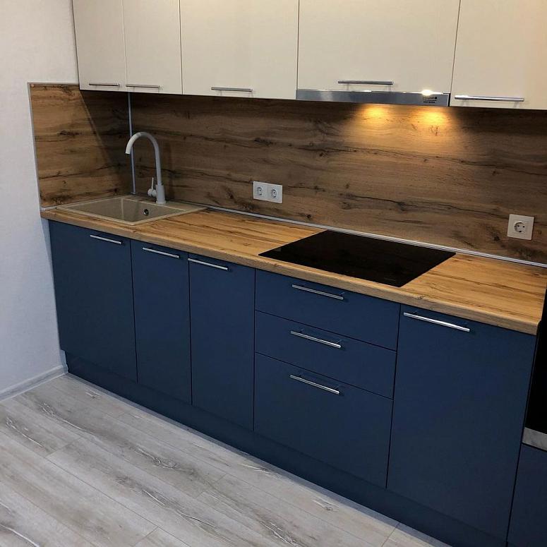 Фото прямая бежевая древесная двухцветная глянцевая матовая синяя яркая кухня с крашеными фасадами в стиле Хай-Тек с пластиковой столешницей