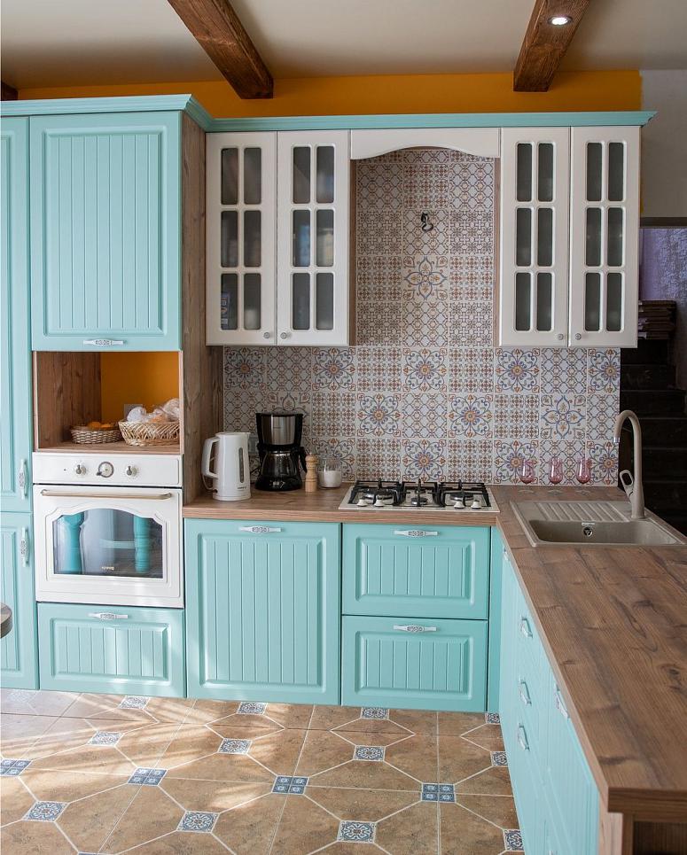 Фото угловая белая древесная двухцветная синяя яркая кухня с фасадами МДФ-ПВХ в классическом стиле с пластиковой столешницей