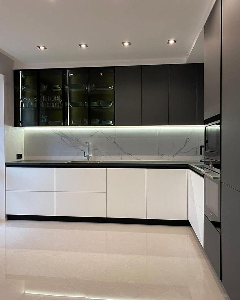 Фото угловая белая двухцветная серая темная кухня с пластиковыми фасадами с фасадами Fenix AGT в стиле Хай-Тек и в стиле Минимализм