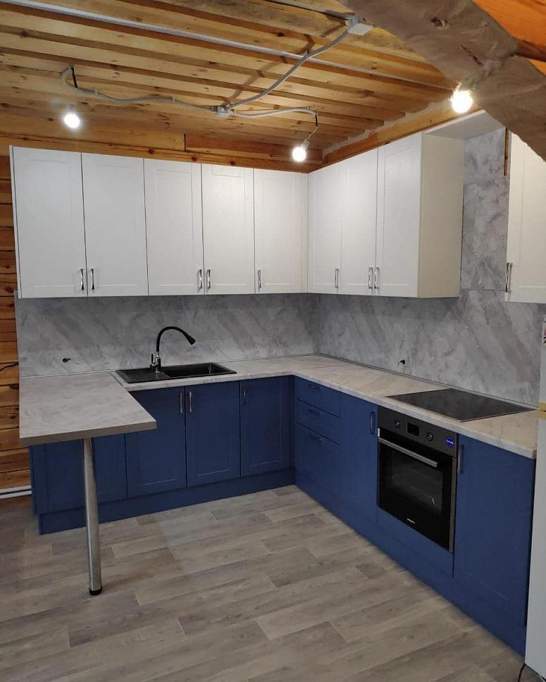 Фото угловая белая двухцветная матовая синяя яркая кухня с крашеными фасадами в неоклассическом стиле