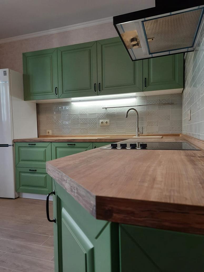 Фото угловая древесная двухцветная матовая яркая зеленая кухня с крашеными фасадами в классическом стиле с пластиковой столешницей