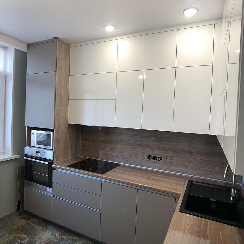 Фото угловая белая древесная глянцевая матовая серая светлая кухня с пластиковыми фасадами AGT в стиле Минимализм
