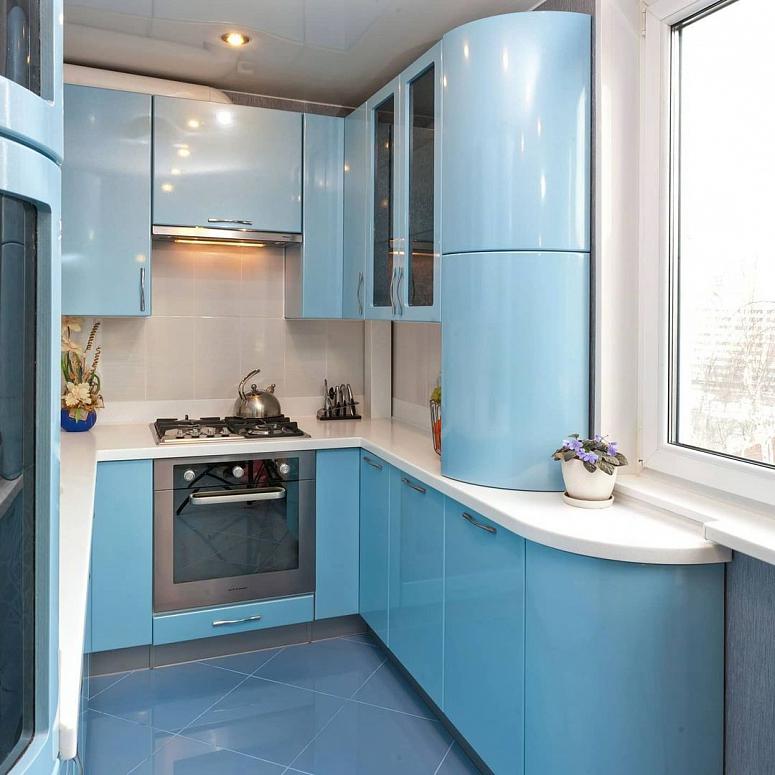 Фото п-образная яркая синяя кухня с фасадами МДФ-ПВХ в стиле Хай-Тек c акриловой столешницей