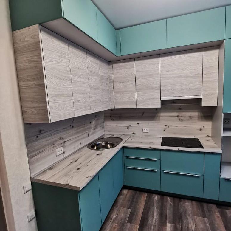 Фото угловая трехъярусная древесная двухцветная матовая синяя кухня с крашеными фасадами в стиле Минимализм с пластиковой столешницей