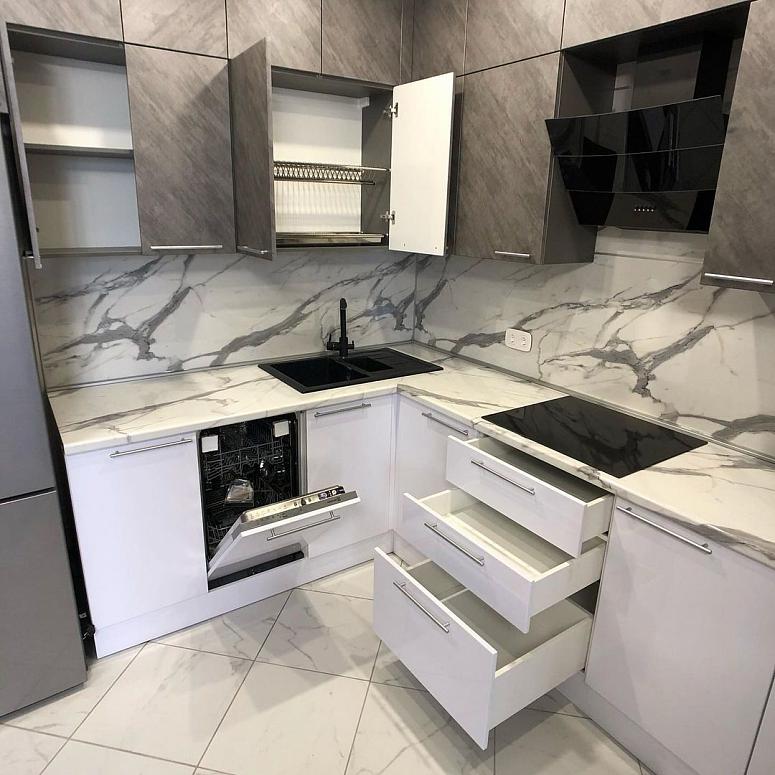 Фото угловая белая двухцветная под камень серая кухня с фасадами МДФ-ПВХ в стиле Хай-Тек и в стиле Минимализм с пластиковой столешницей