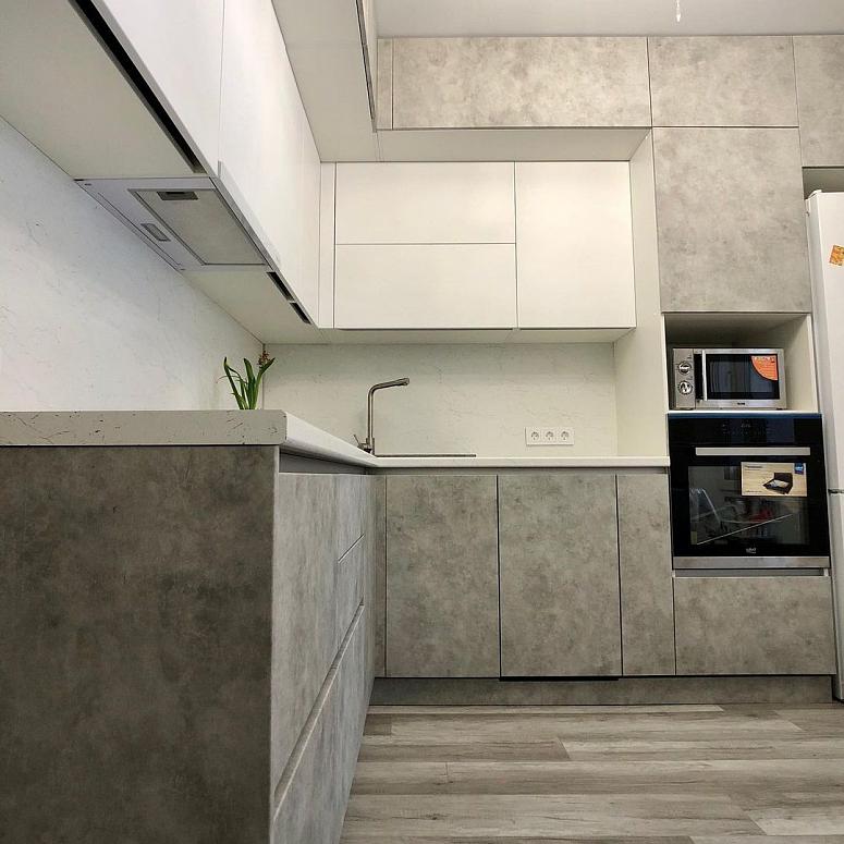Фото угловая трехъярусная белая под бетон двухцветная матовая серая светлая кухня с фасадами МДФ-ПВХ в стиле Минимализм с пластиковой столешницей