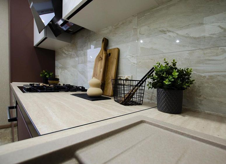 Фото угловая белая двухцветная матовая темная яркая кухня с пластиковыми фасадами в стиле Хай-Тек и в стиле Минимализм с пластиковой столешницей