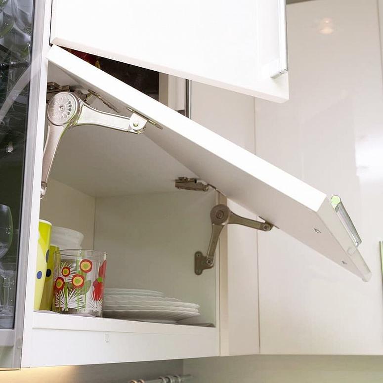 Фото угловая белая светлая глянцевая кухня с пластиковыми фасадами в стиле Хай-Тек c акриловой столешницей