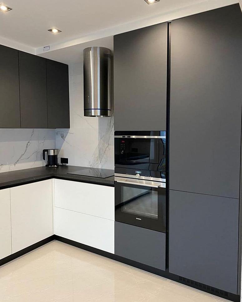 Фото угловая белая двухцветная серая темная кухня с пластиковыми фасадами с фасадами Fenix AGT в стиле Хай-Тек и в стиле Минимализм