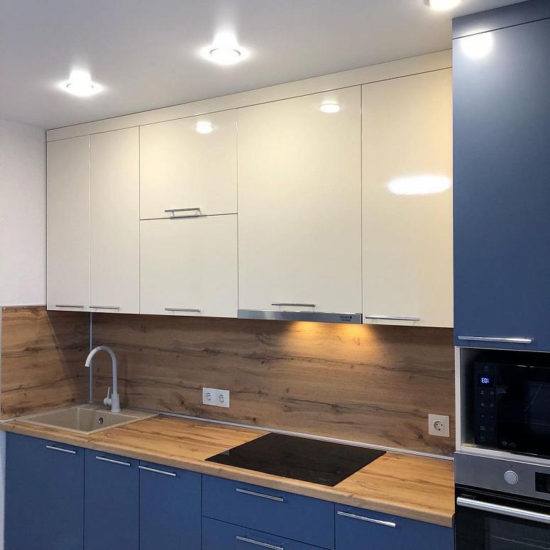 Фото прямая бежевая древесная двухцветная глянцевая матовая синяя яркая кухня с крашеными фасадами в стиле Хай-Тек с пластиковой столешницей