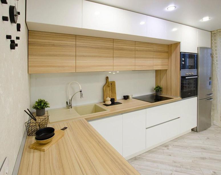 Фото угловая трехъярусная белая древесная двухцветная светлая кухня с пластиковыми фасадами в стиле Хай-Тек и в стиле Минимализм с пластиковой столешницей