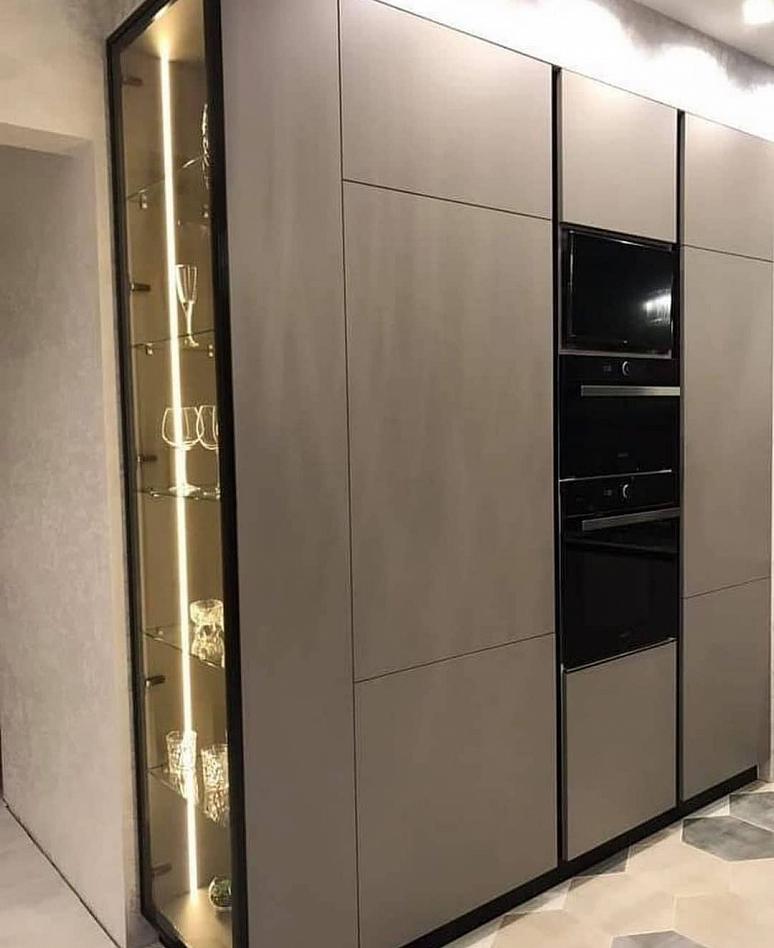 Фото угловая двухцветная глянцевая матовая темная кухня из акрила с фасадами Fenix в стиле Хай-Тек и в стиле Минимализм HPL-Compact