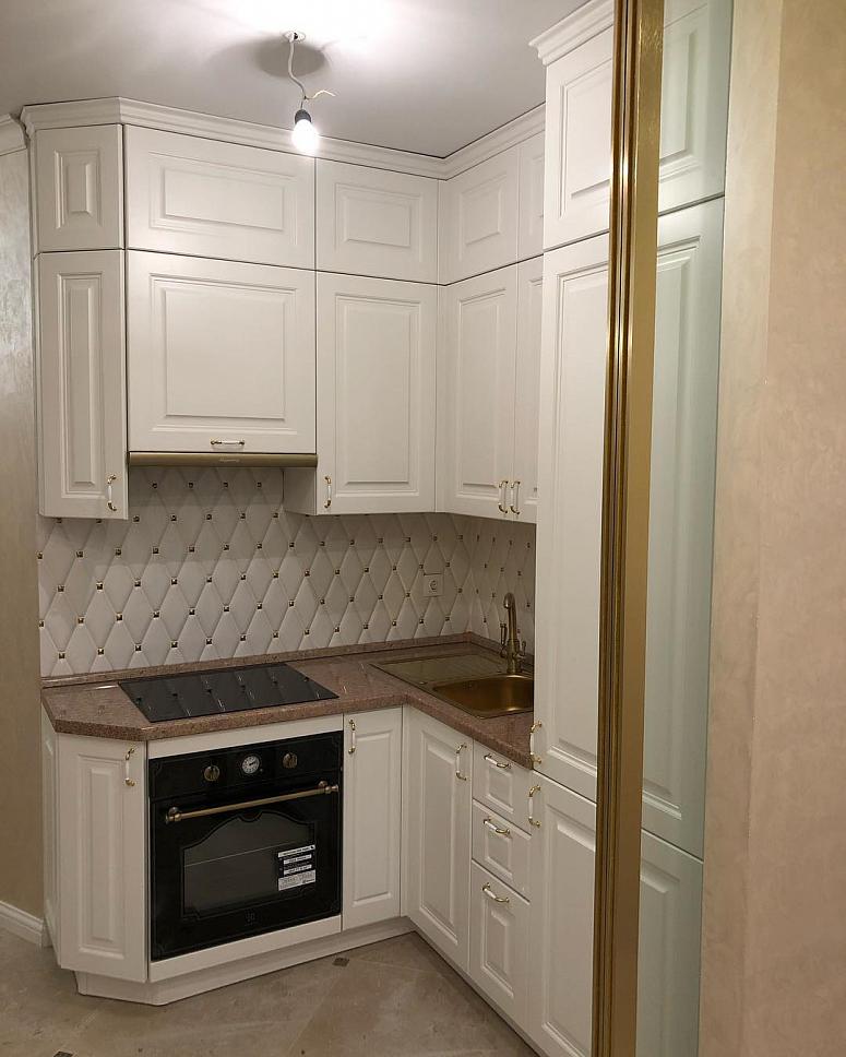 Фото угловая белая светлая древесная кухня с крашеными фасадами в неоклассическом стиле с пластиковой столешницей