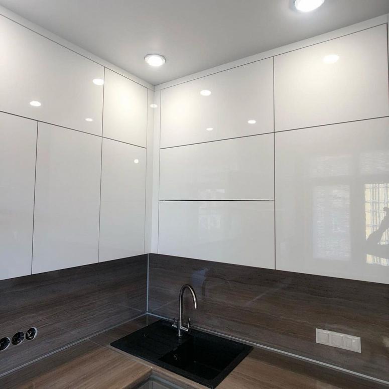 Фото угловая белая древесная глянцевая матовая серая светлая кухня с пластиковыми фасадами AGT в стиле Минимализм