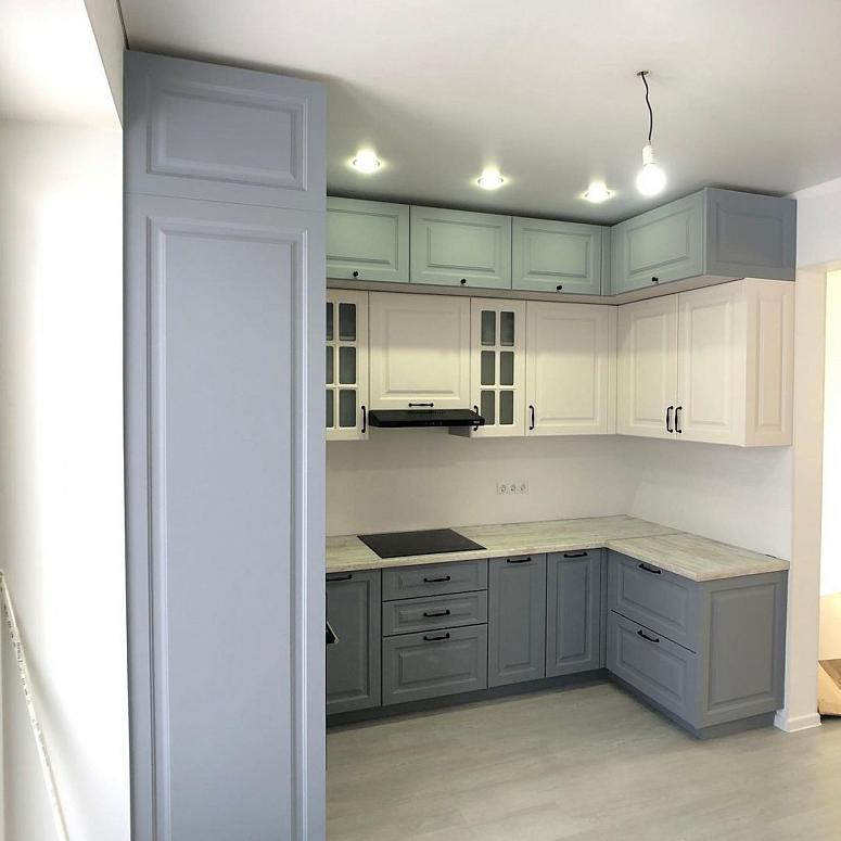 Фото трехъярусная п-образная белая двухцветная матовая серая кухня с крашеными фасадами в неоклассическом стиле с пластиковой столешницей