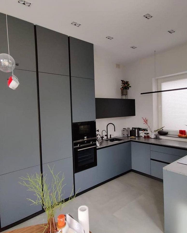 Фото п-образная серая матовая темная кухня с фасадами Fenix в стиле Минимализм с кварцевой столешницей