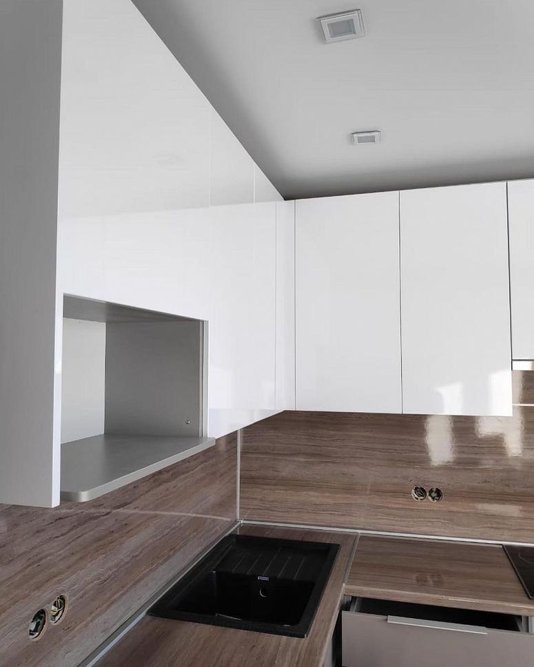Фото угловая белая двухцветная глянцевая матовая серая светлая кухня с фасадами МДФ-ПВХ в стиле Хай-Тек