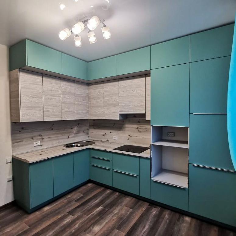 Фото угловая трехъярусная древесная двухцветная матовая синяя кухня с крашеными фасадами в стиле Минимализм с пластиковой столешницей