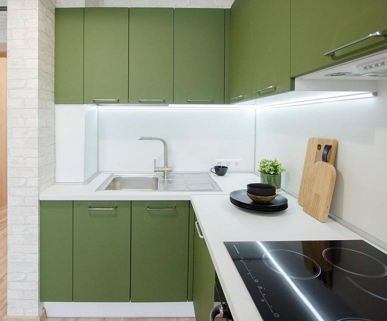 Фото угловая яркая оливковая кухня с фасадами МДФ-ПВХ в стиле Хай-Тек с пластиковой столешницей