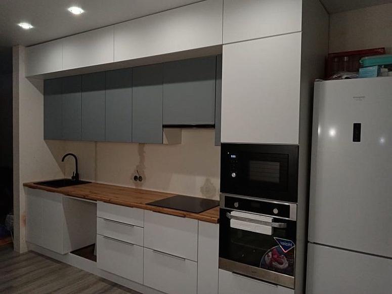 Фото прямая трехъярусная белая серая двухцветная кухня с фасадами МДФ-ПВХ в стиле Хай-Тек с пластиковой столешницей