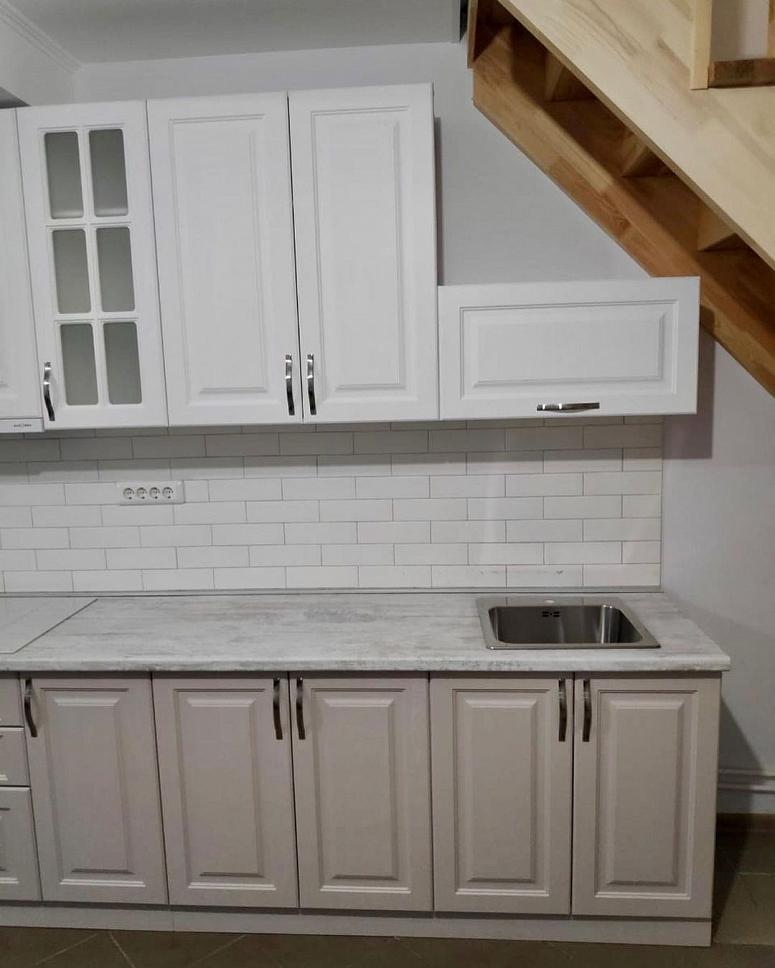 Фото прямая белая светлая древесная кухня с фасадами МДФ-ПВХ в неоклассическом стиле с пластиковой столешницей