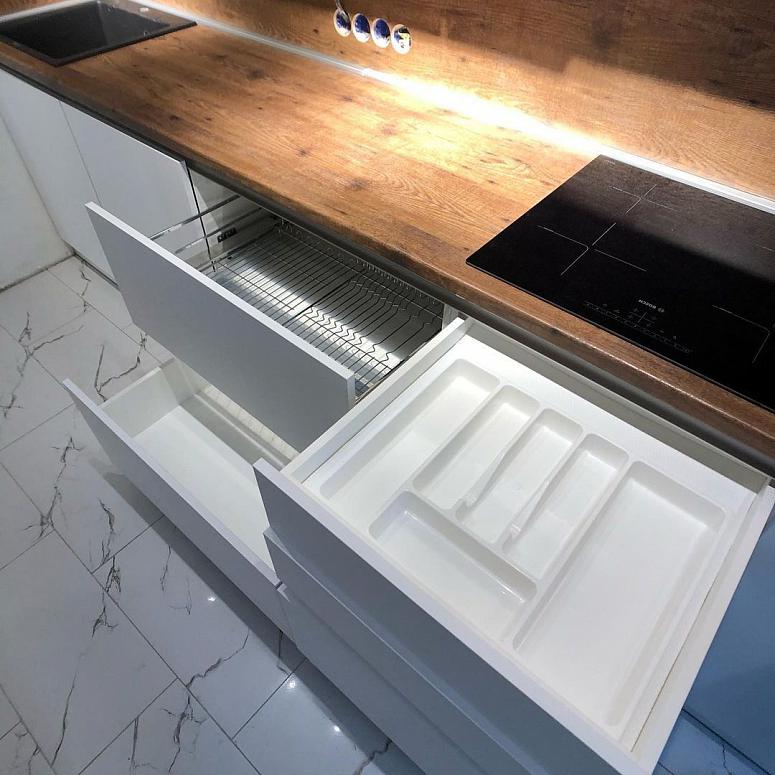 Фото прямая трехъярусная белая древесная двухцветная матовая серая светлая кухня с пластиковыми фасадами AGT в стиле Минимализм