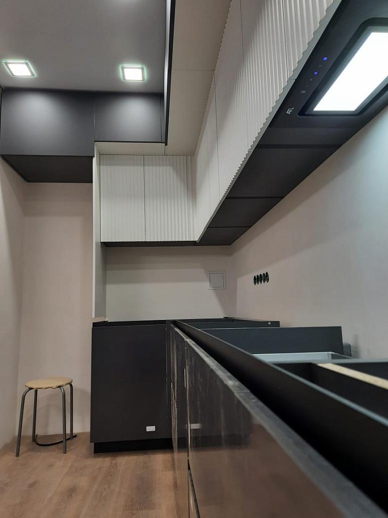 Фото угловая трехъярусная белая двухцветная матовая серая темная кухня с крашеными фасадами с фасадами TSS в стиле Минимализм