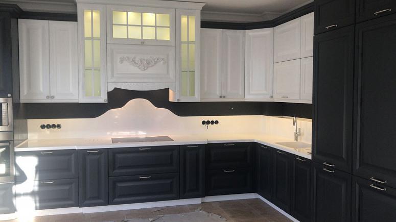 Фото угловая белая серая темная кухня из массива в классическом стиле и в неоклассическом стиле c акриловой столешницей