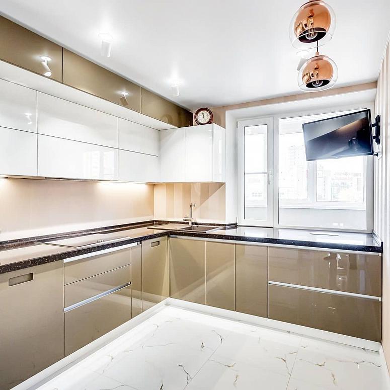 Фото трехъярусная п-образная белая бежевая двухцветная кухня из акрила в стиле Хай-Тек и в стиле Минимализм c акриловой столешницей