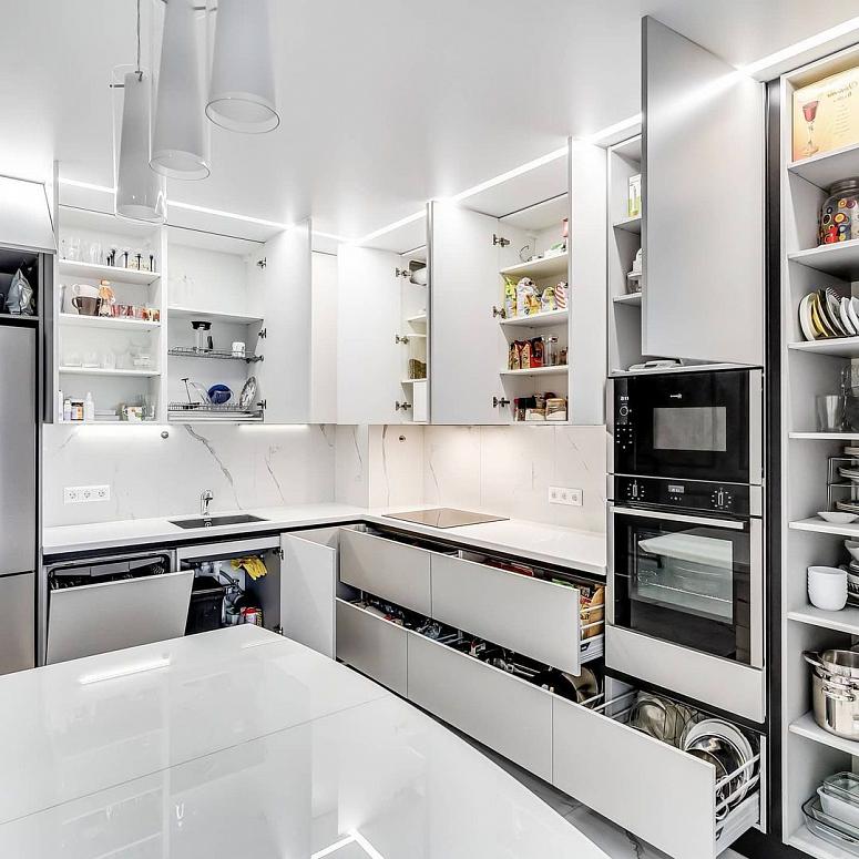 Фото угловая белая матовая кухня с крашеными фасадами в стиле Хай-Тек и в стиле Минимализм c акриловой столешницей