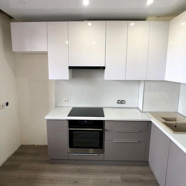 Фото угловая белая двухцветная глянцевая матовая серая светлая кухня с пластиковыми фасадами AGT в стиле Хай-Тек