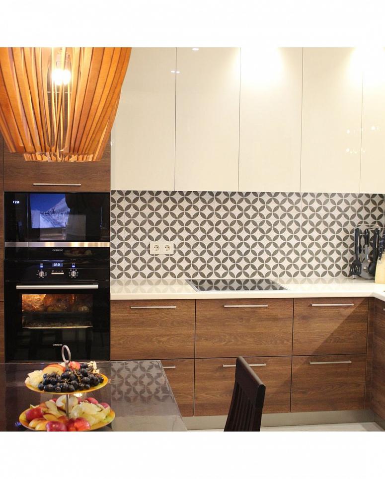 Фото угловая белая древесная двухцветная глянцевая светлая кухня с пластиковыми фасадами в стиле Хай-Тек и в стиле Минимализм с пластиковой столешницей