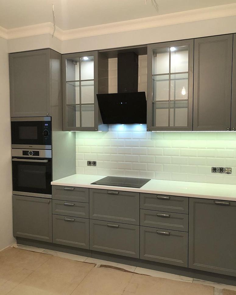 Фото угловая серая матовая темная кухня с крашеными фасадами в неоклассическом стиле