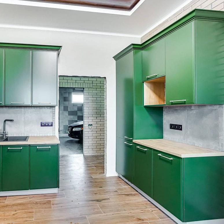 Фото угловая зеленая древесная кухня с крашеными фасадами в неоклассическом стиле с пластиковой столешницей