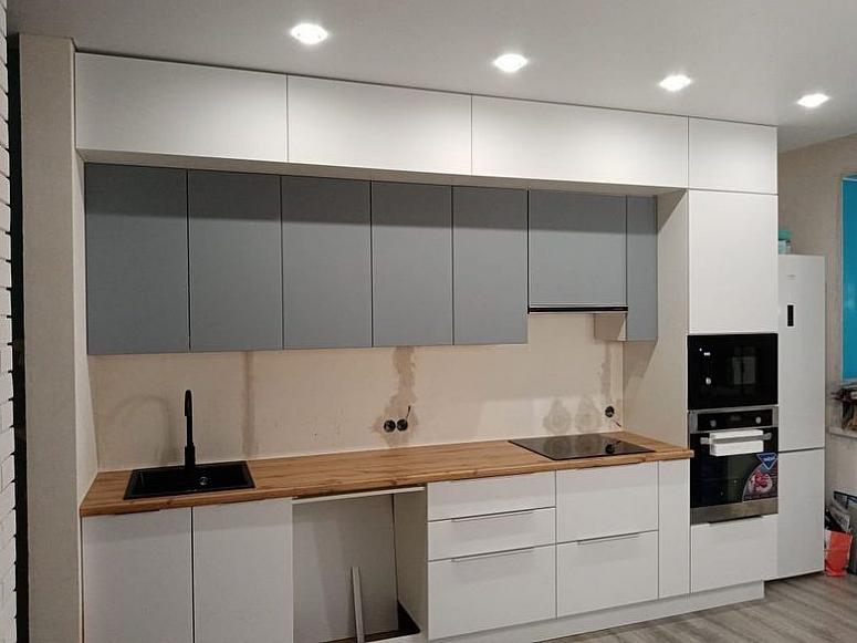 Фото прямая трехъярусная белая серая двухцветная кухня с фасадами МДФ-ПВХ в стиле Хай-Тек с пластиковой столешницей
