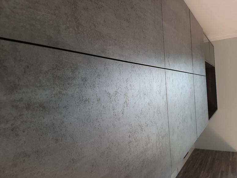 Фото прямая под бетон под камень матовая серая темная кухня с фасадами Alvic в стиле Минимализм с пластиковой столешницей